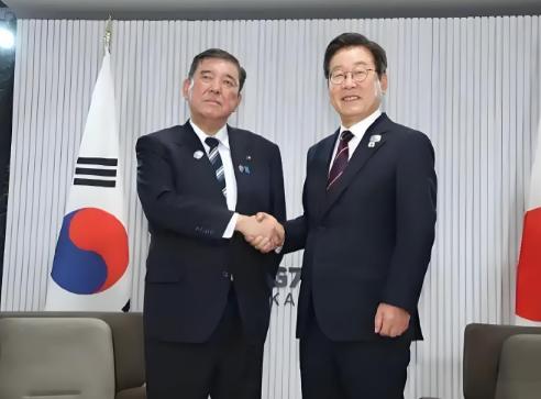 李在明刚上台就给韩国政坛扔了颗炸弹。这位曾誓言要清算尹锡悦遗毒的总统，上任首访竟
