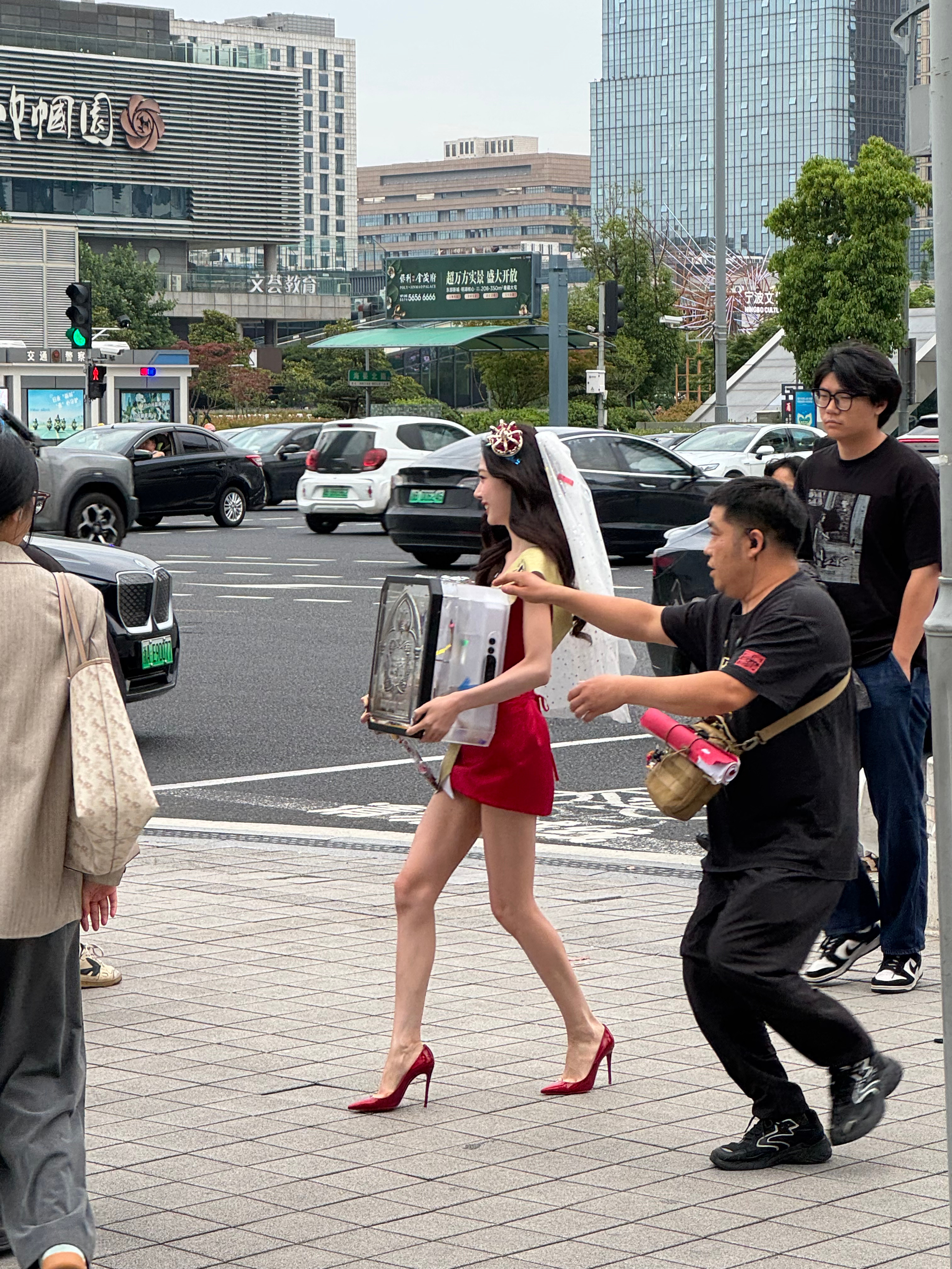 易梦玲头纱造型被偶遇了，这瘦的程度跟宋祖儿一样夸张。 