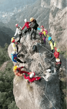 1 天呐！这群驴友是在作死的边缘上蹦跶呀！
2 这女的长得漂亮就算了，还这么会变