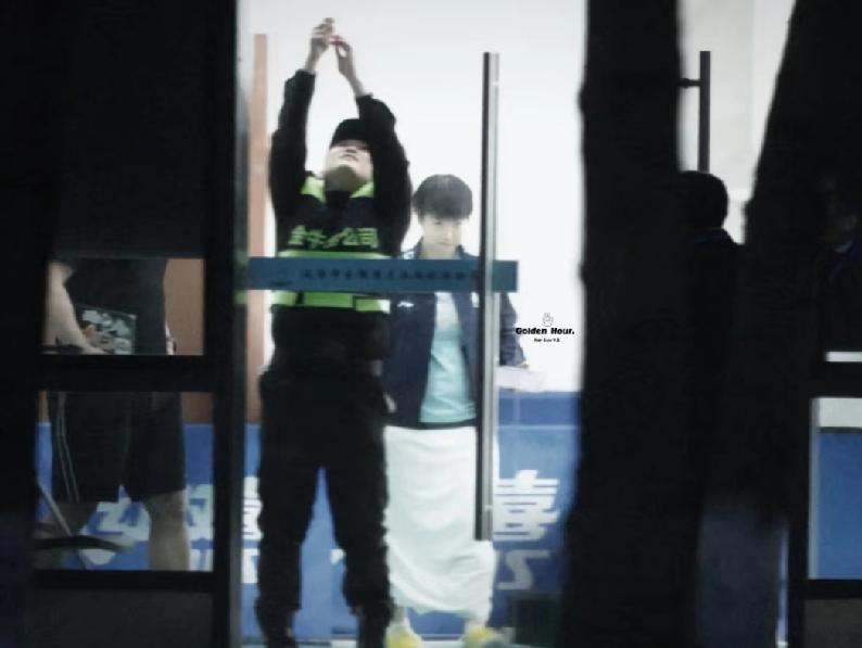 莎莎又是练到最晚出来的那个人，
保安都开始放帘子了，
莎莎才裹着“小白裙”出来。