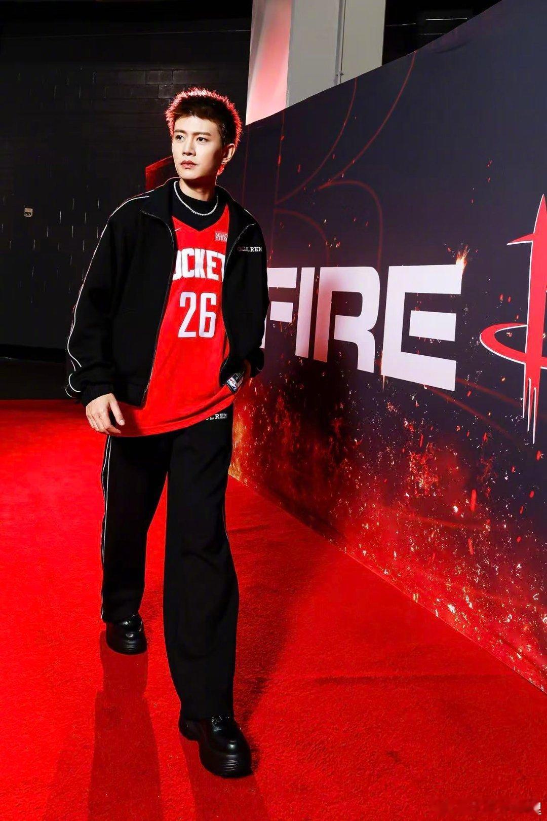 樱木花道上线咯任嘉伦玩的开心啊马上要过年了 任嘉伦火箭主场表演嘉宾任嘉伦是首位在