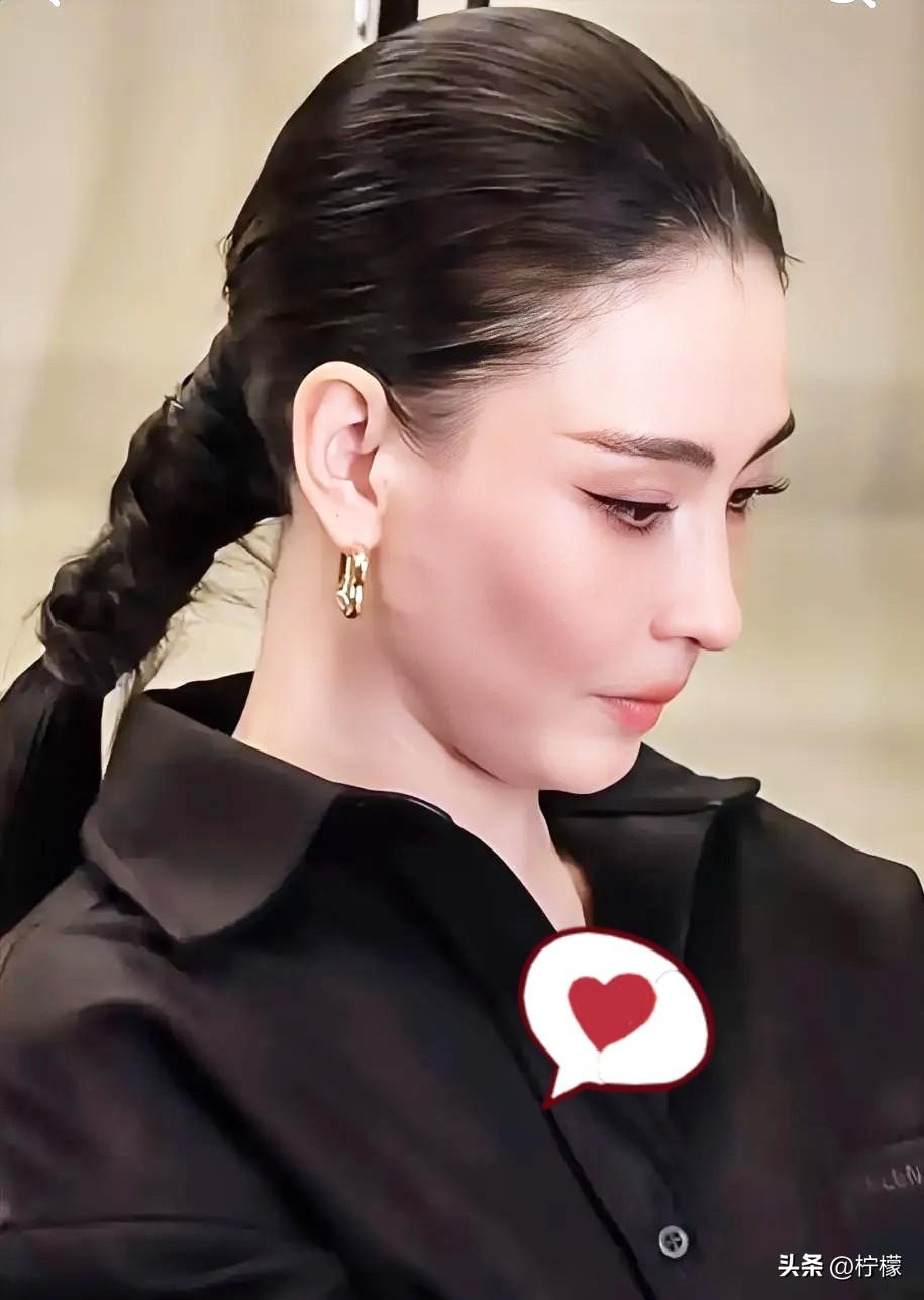 大家发现了吗，张柏芝最近真的越来越不对劲了。

不是变年轻也不是发胖，而是五官看