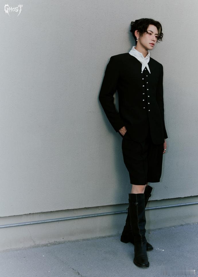 #小鬼黑白格调大片##小鬼慵懒卷发# 小鬼的黑白格调漫步，慵懒卷发为其增添了一份