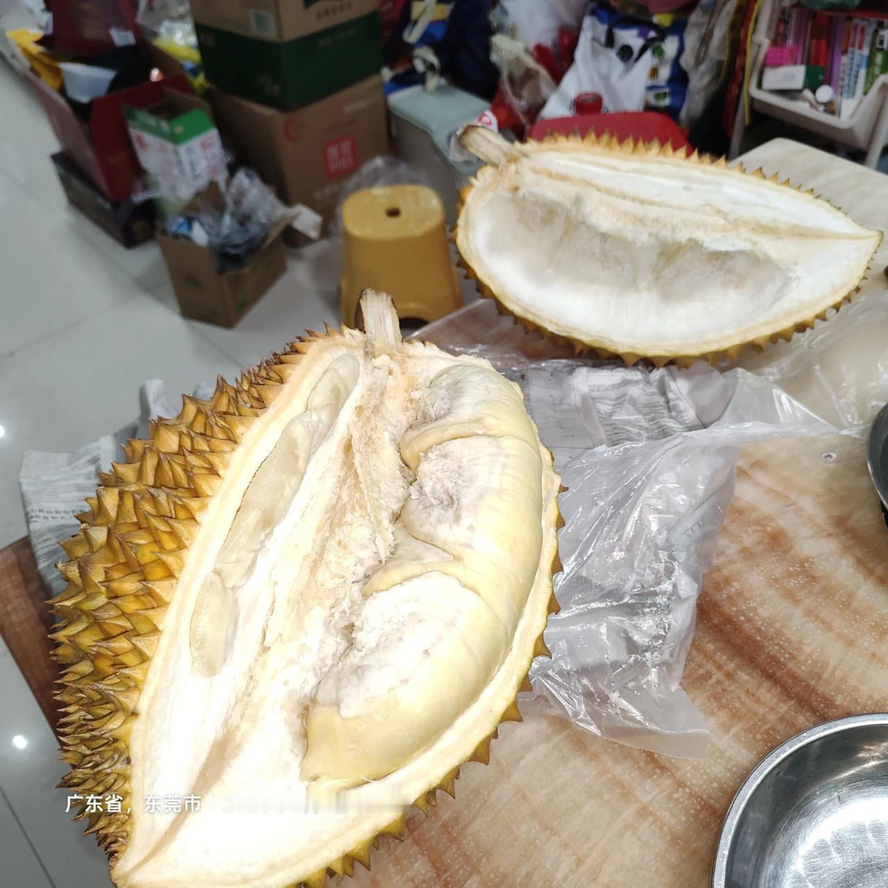 “买榴莲吃，不如把钱给我存起来，存银行！”

妻子的话彻底激怒我了，每次买好吃的