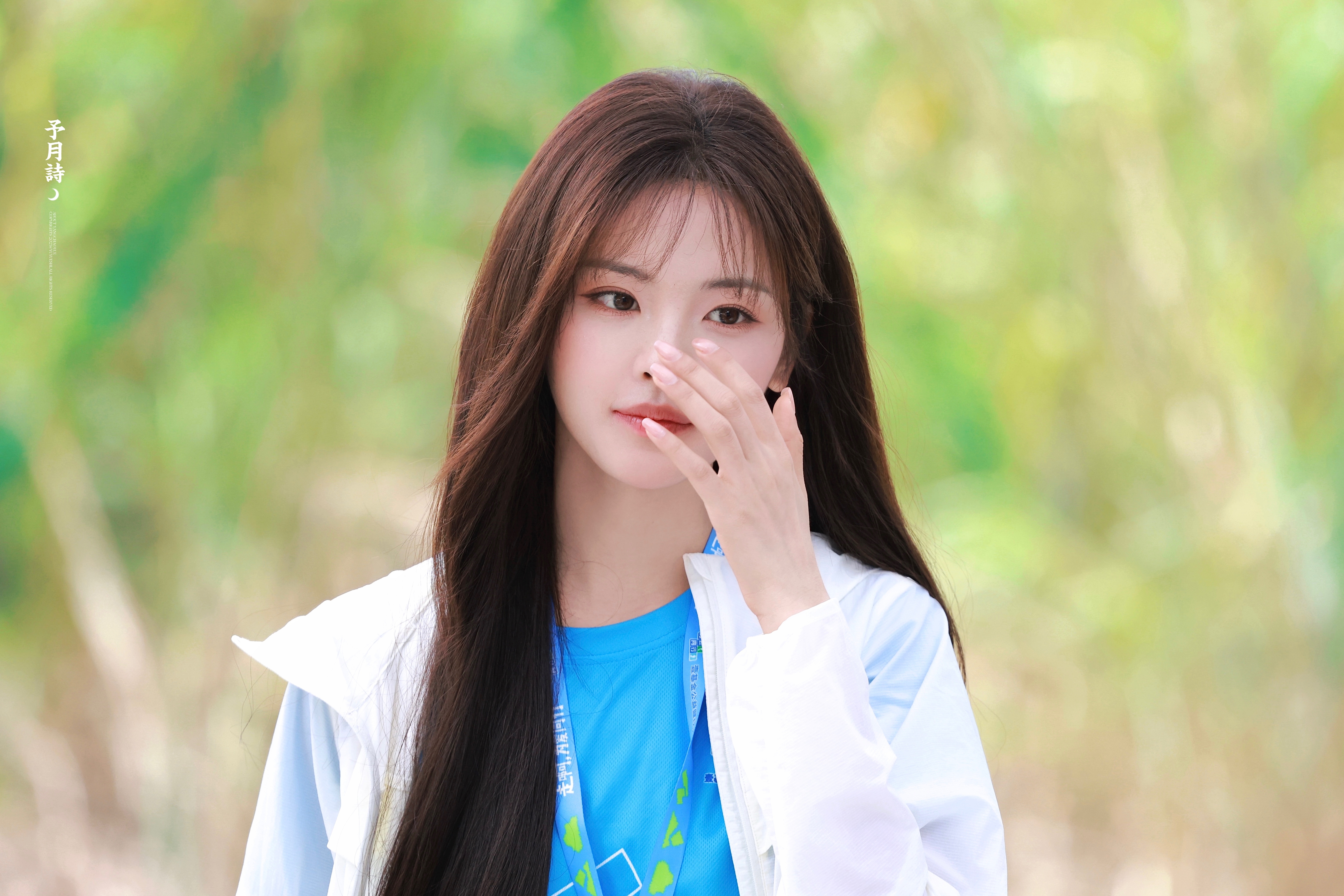 杨超越 阳光落在发梢，满眼清新明媚，少女的干净灵动，就是这个夏天最治愈的限定温柔