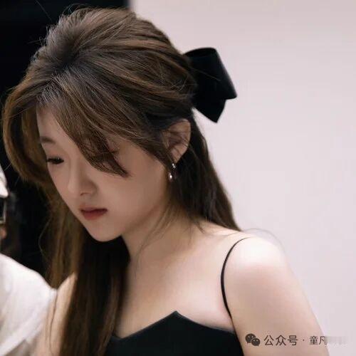 温柔甜美的少女，黑发蝴蝶结，优雅动人。