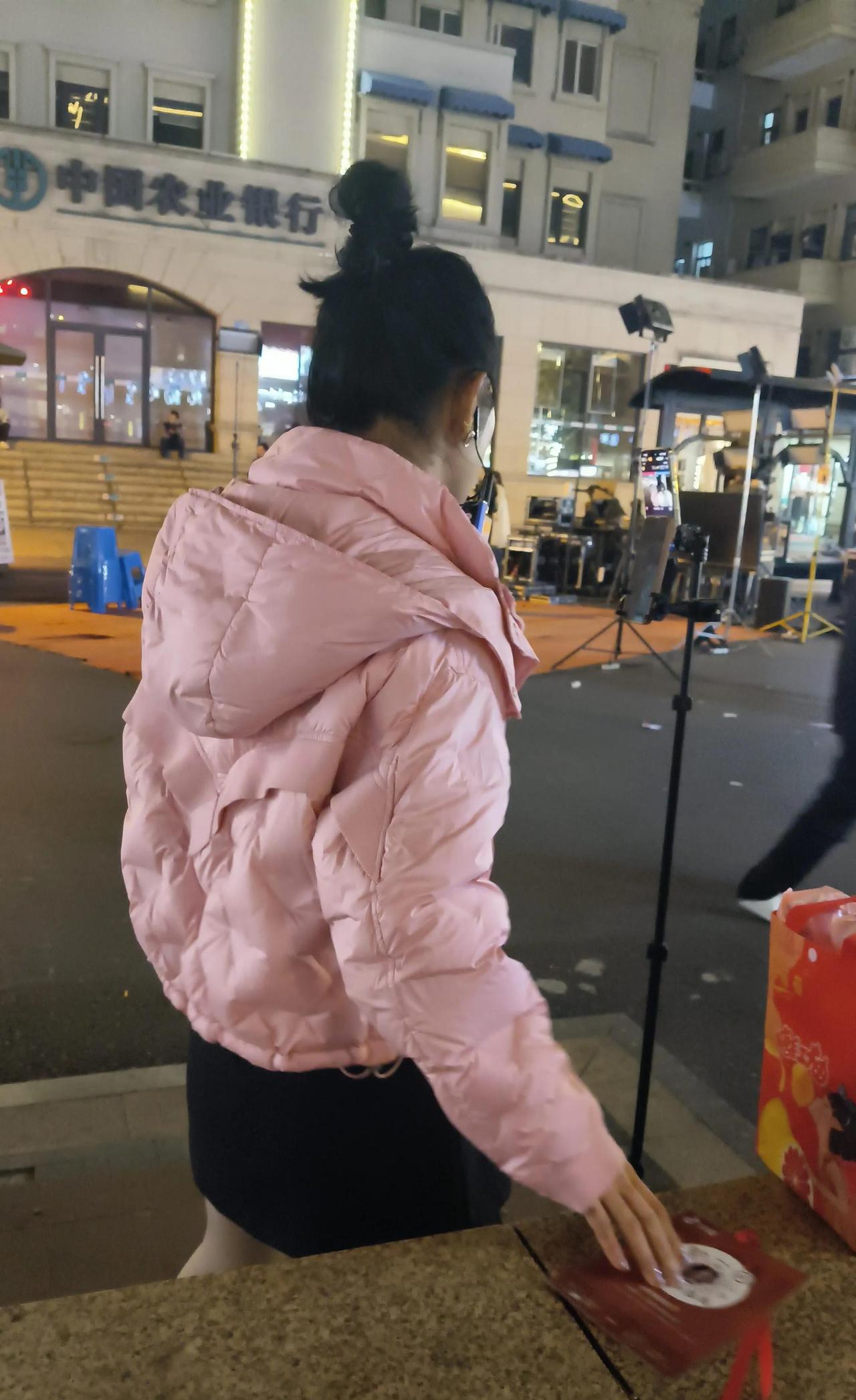 家人们好我是农村光棍毛娃，在家躺了一个月了，今天天气好出来走走，到了这边和以前不