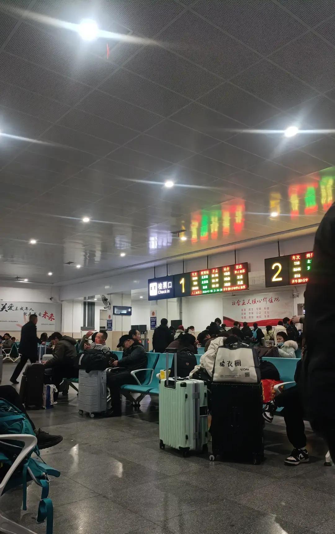 旅客带了个20万毫安充电宝进高铁站，被安检拦下。
这容量超铁路上限快八倍，当场只