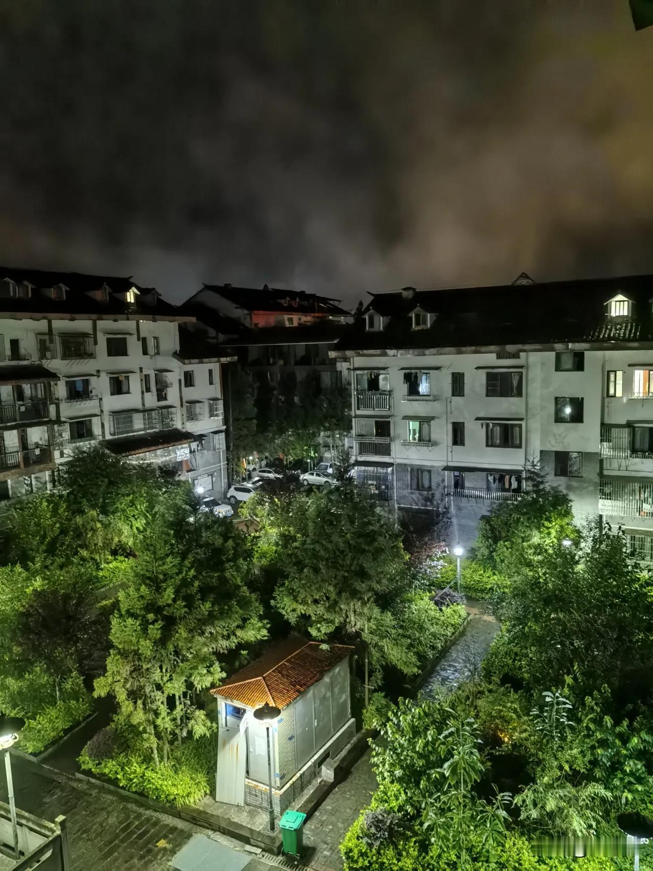 穿过这场雨，静静想你

黄水的天，孩子的脸。刚才还是明晃晃的大太阳，晒得人都快化