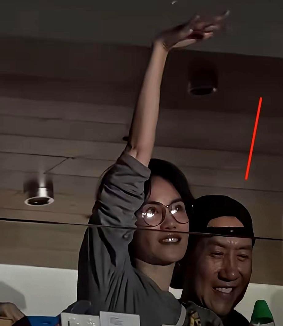 灯光一落又一起时，王菲身边那位黑色棒球帽，笑得明亮，镜头一靠近却轻轻侧身。
那英