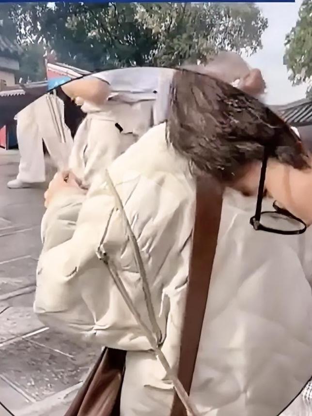 这真是千里姻缘一线牵！
男子被催婚，去寺庙求姻缘，排队去上香，不小心把前面女子的