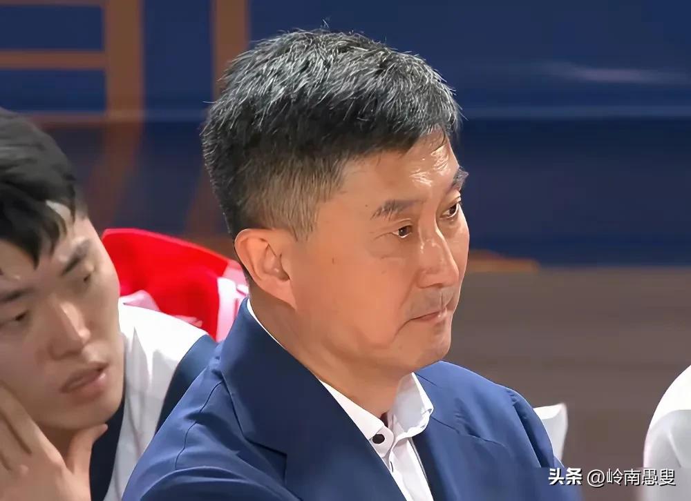 为什么广东队的战绩越来越差？
有人说是因为缺少护框的大外援；
有人说是因为杜锋对