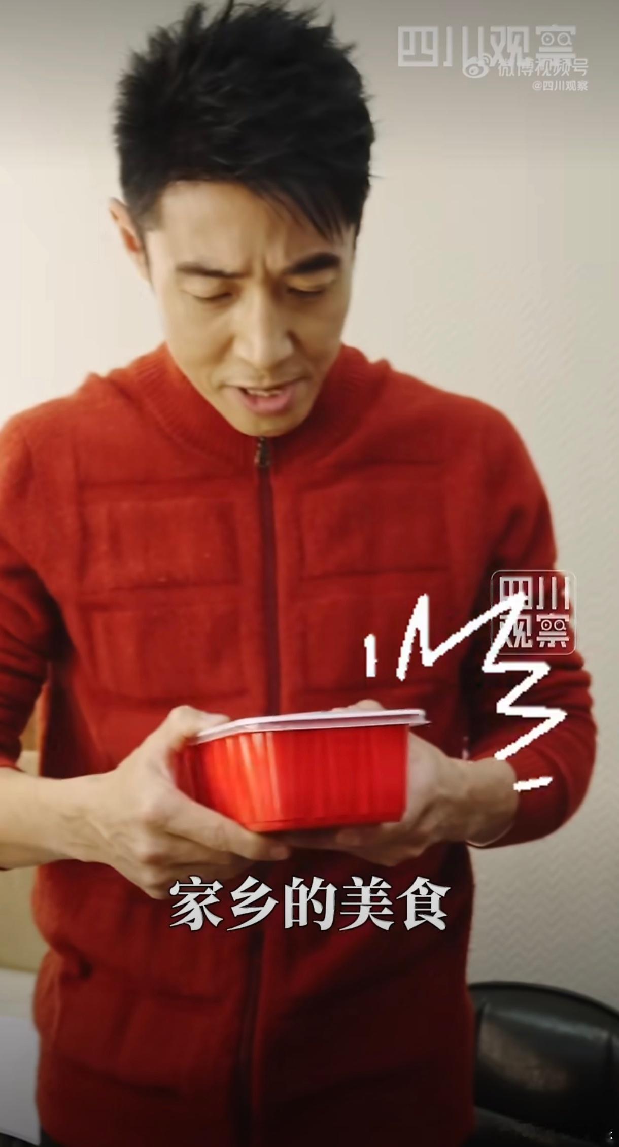 撒贝宁春晚后台被武汉老乡投喂 最暖心的“投喂”！邵警官带着街坊的祝福，给小撒送鸭