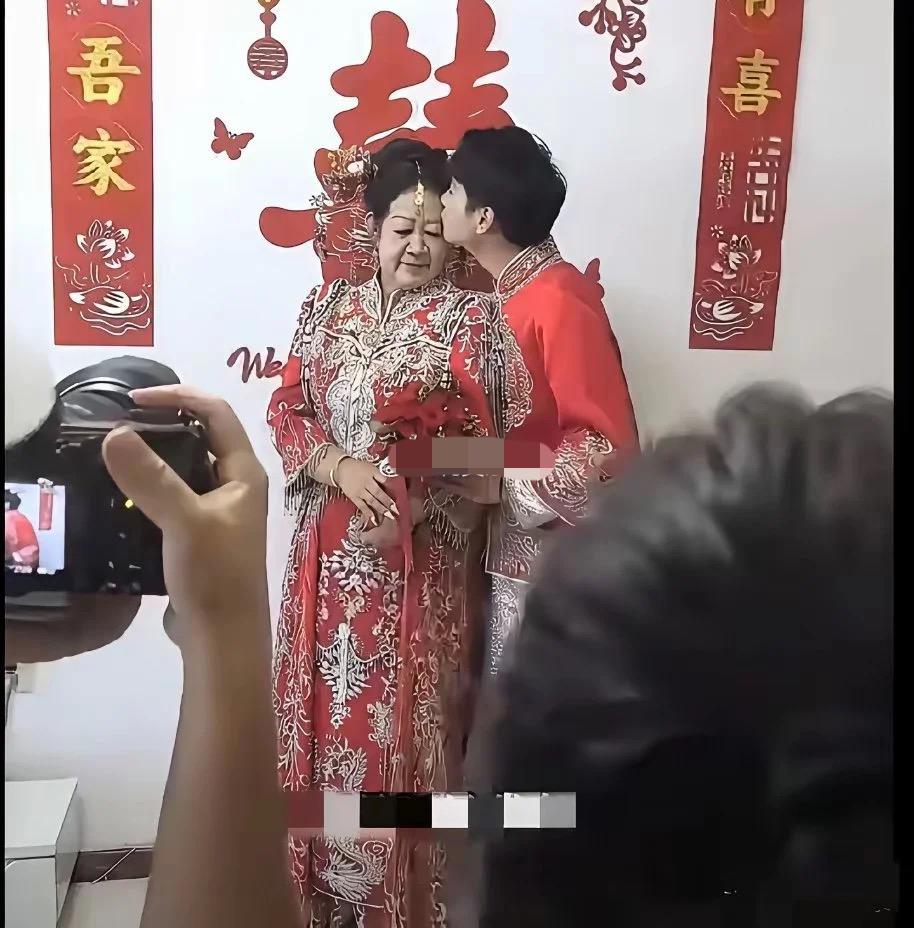 婚纱照一幕看得人心头一暖。
新娘身患早衰症，容貌衰老，二人站在一起，外形差距十分