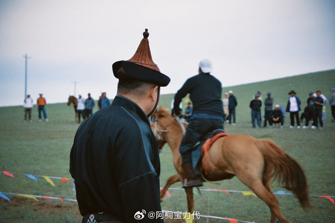 云轻轻，草绿绿，天蓝蓝，以及有很多充满快乐的那达慕的夏天。苏木里的小型那达慕，总