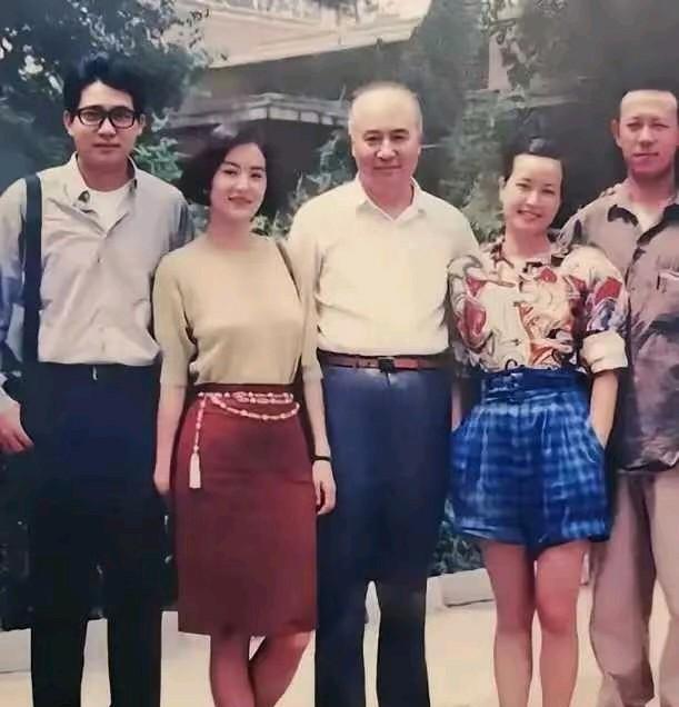 90%的女人最怕的两个字，不是没钱，是“过时”。
但你看这两位70岁女神，直接把