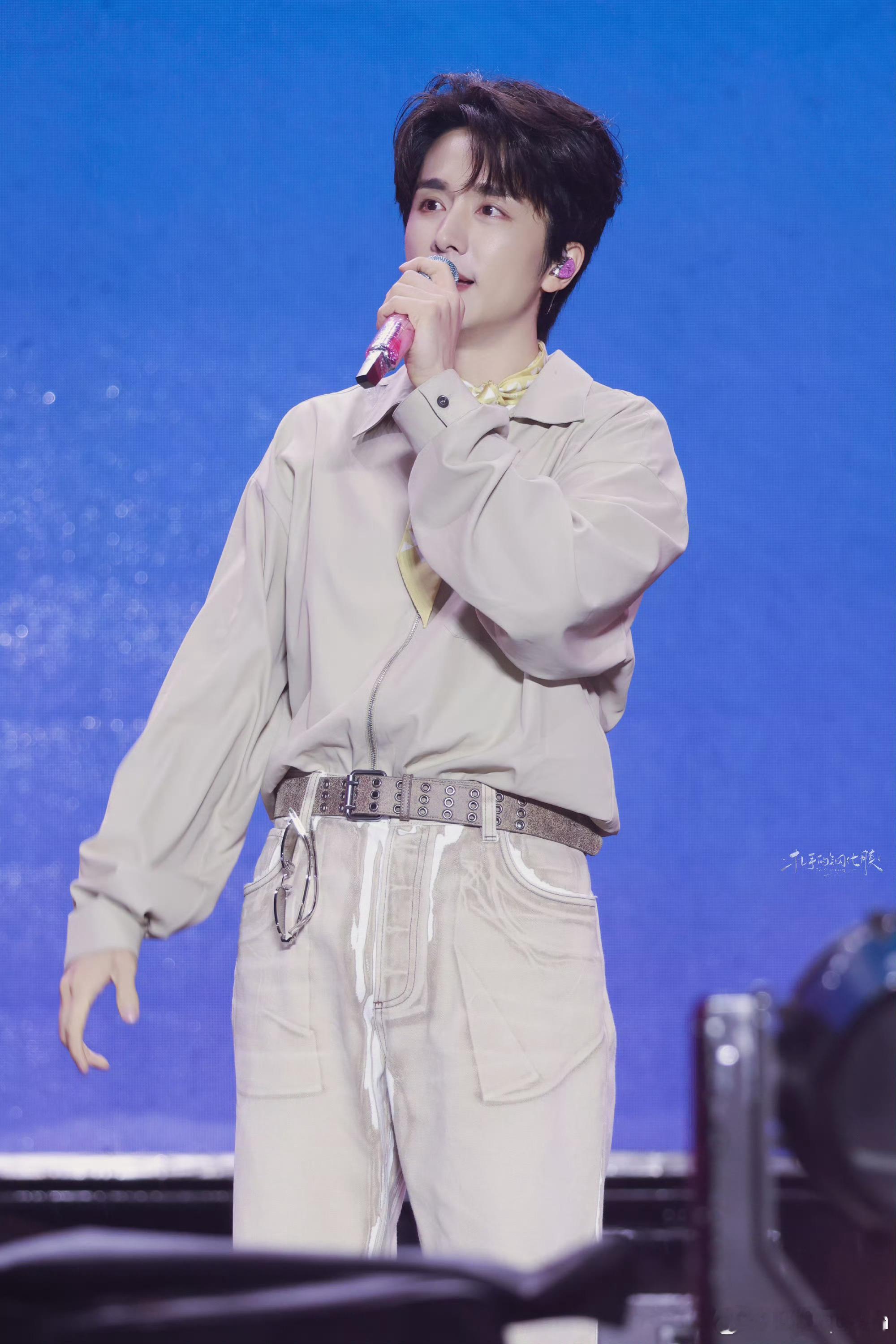 张新成音乐节又下雨了张新成你也有雨神的称号吗，怎么去开演唱会就要下雨呀，雨中氛围
