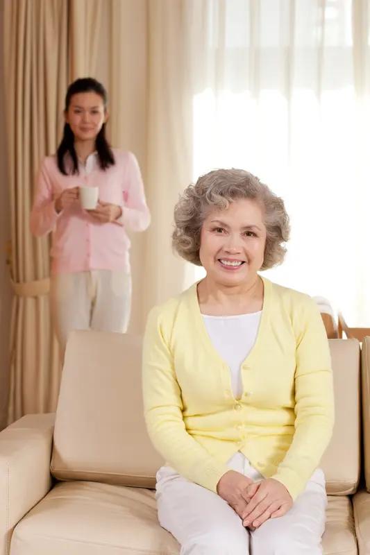 媳妇不想和婆婆一起生活太正常了。生活习惯上，年轻人和婆婆作息、卫生、饮食偏好差异