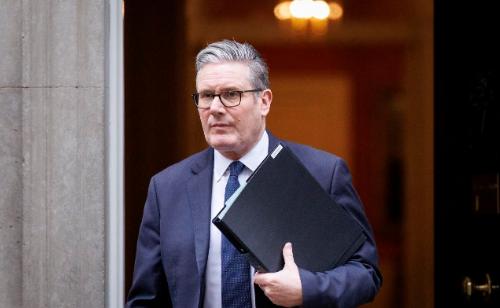 斯塔默访华回国后，面对记者的质疑，他说了一句很有趣的话，他说：“我与美国谈的是潜