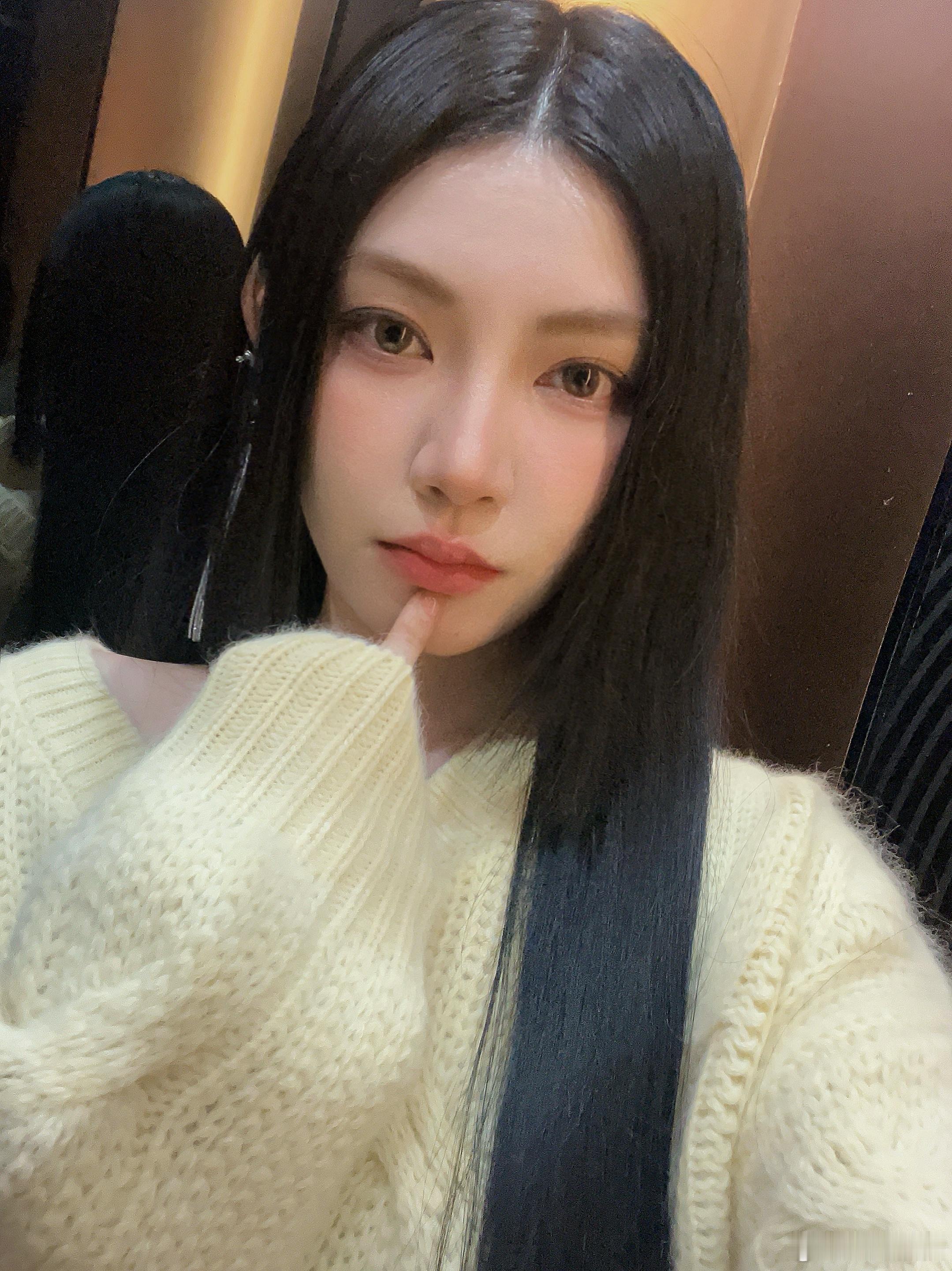 头发长的已经经常被质疑是不是接的了[摊手]#生活手记##穿搭[超话]# ​​​