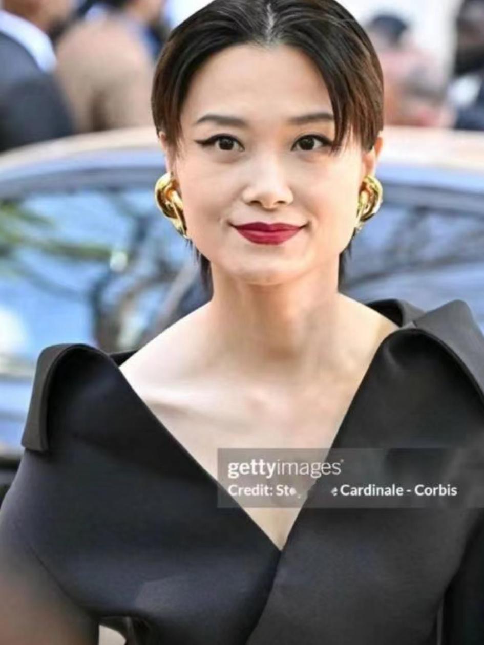 她到底是靠什么红到今天这个地步的？颜值一般，唱功一般，演技也一般，耳熟能详的歌曲