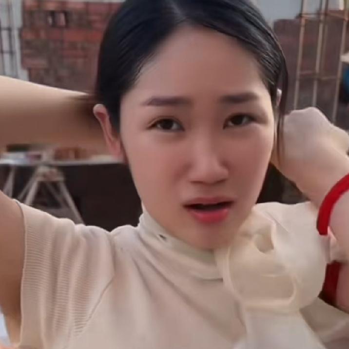 小松和秋秋在越南省城安沛健民宿，由于秋秋生产，宝宝刚刚满月，就投入了视频的直播卖
