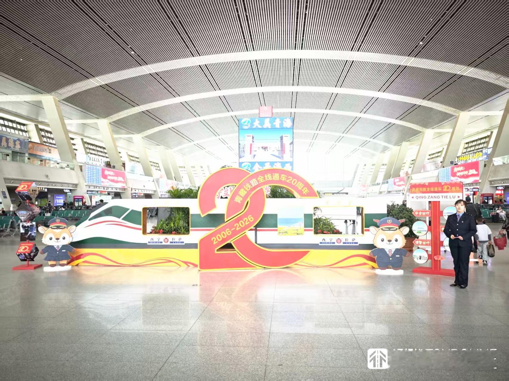 见证天路变迁【仅在西宁站才能体验到的换乘方式】六月的西宁日光倾城，见证天路变迁之