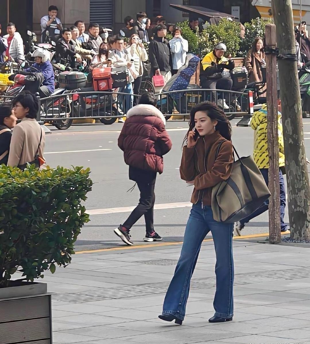 偶遇章若楠一次，你就明白了，明星的淡颜在现实中的冲击力有多大 ​​​