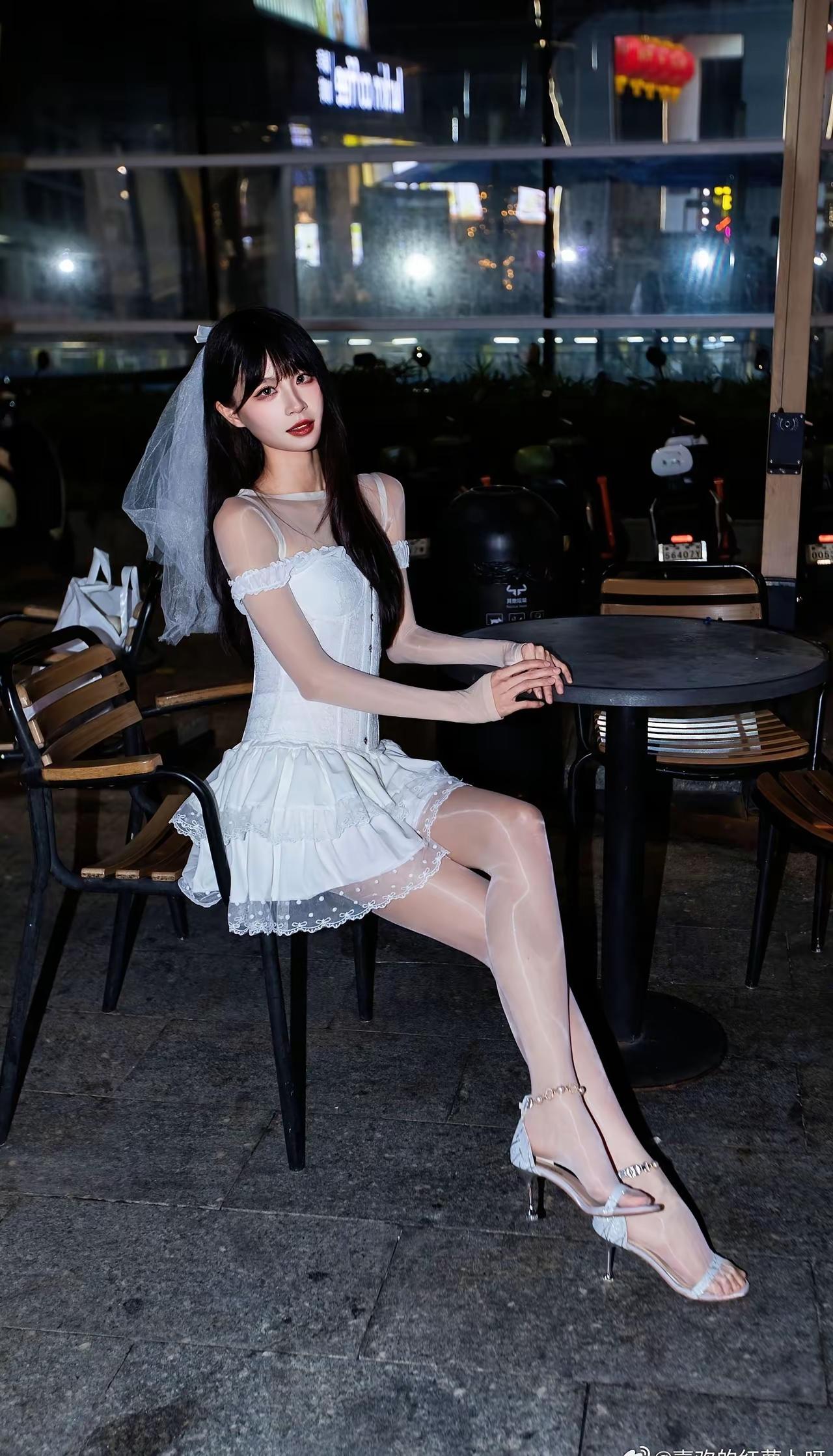 夜晚的浪漫约会，白色婚纱与高跟鞋的完美搭配，静候你的到来。💍✨