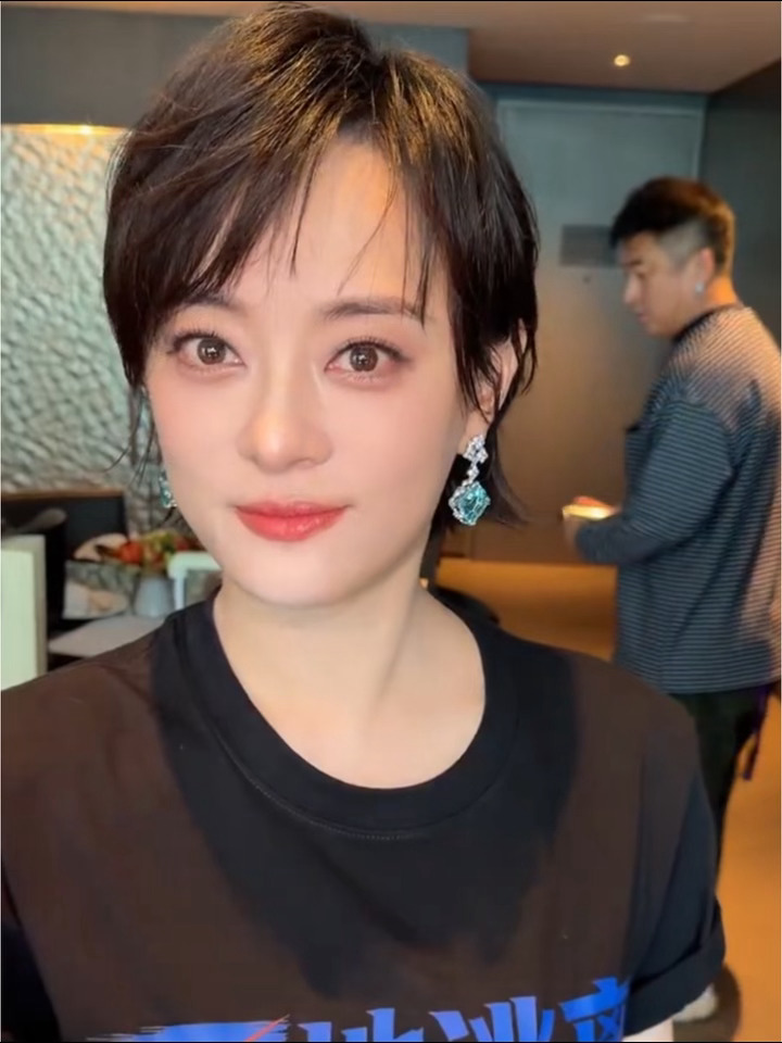 金鹤龙连着化三次孙俪了，今天白玉兰也是他，看来双方都很满意… 