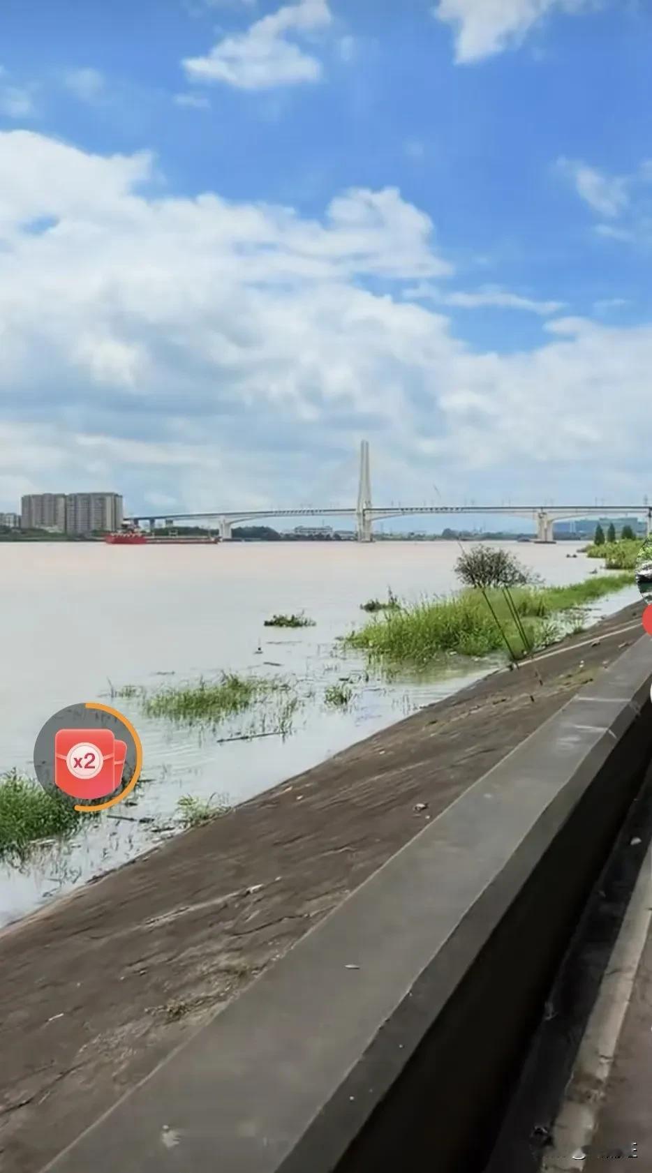 西江洪峰过境江门市区，滨江绿道、北街海傍街、江滨公园，如下图所示。
      