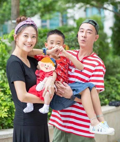 当年，应采儿对陈小春说：“想结婚就答应我三个要求。”说到第三个要求时，陈小春臭着