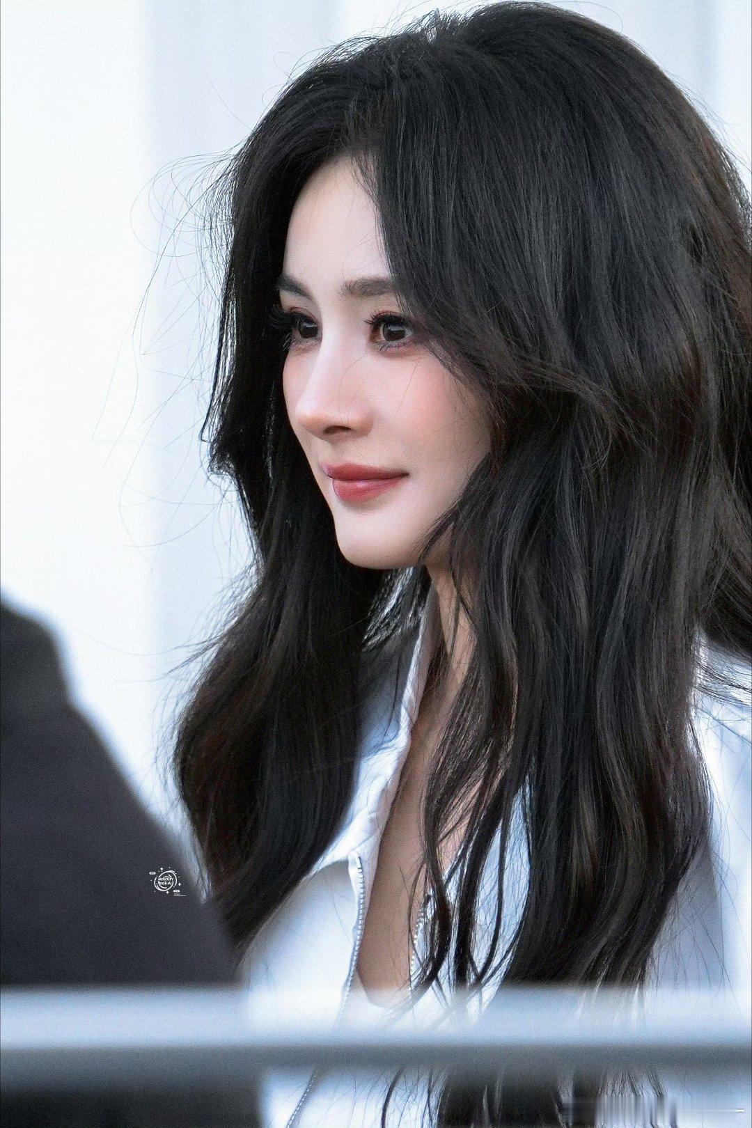 杨幂杨幂 ym杨幂哈尔滨一九四四 ym杨幂没有一顿火锅解决不了的事“我围绕着你，