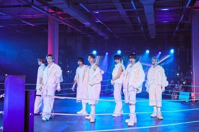 NCTDREAM现场太绝！七张帅脸近距离暴击，战损妆+拳击场舞美，眼睛忙不过来，