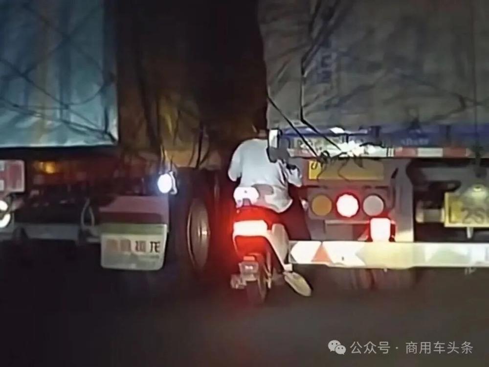 不要命了？男子骑电动车在货车之间穿行

10月28日，广东惠州有个骑电动车的大哥