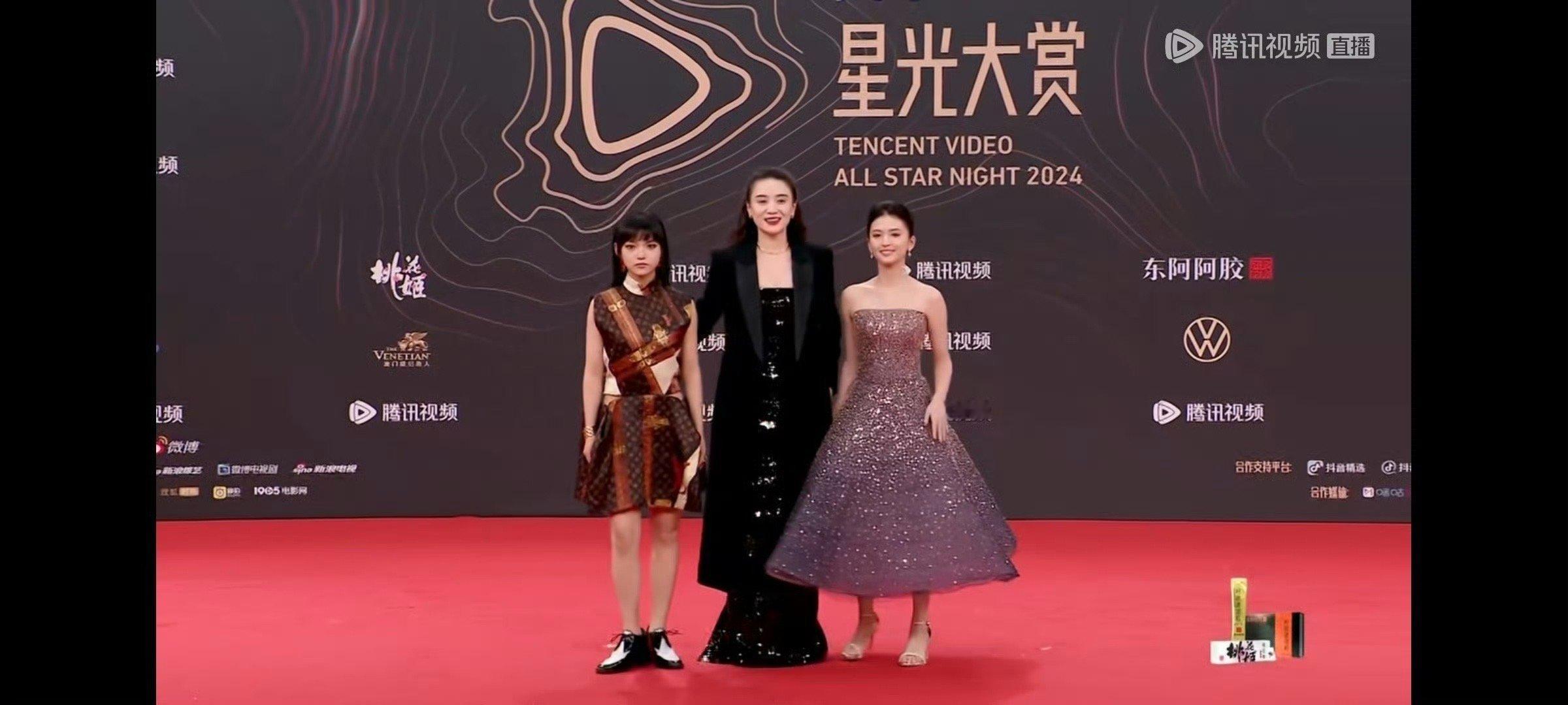 还是女孩子最可爱了，宋佳带着谷雨和柳细莺走红毯 ，真美好呀 