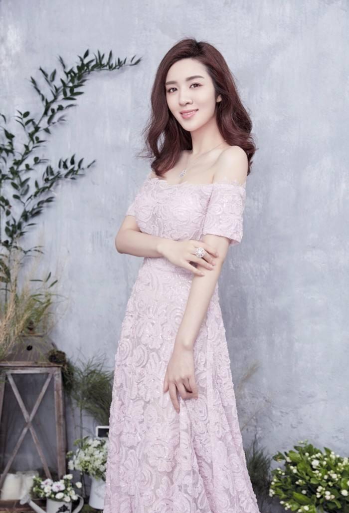 我的体育老师那个啊。她演技蛮好的。
她长得不耐看，漂亮但是不耐看。
这姑娘就是那