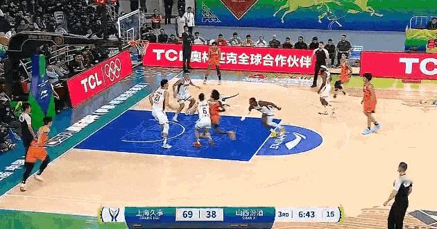 上海男篮外援古德温上篮被犯规，险些跟山西男篮的场上球员发生冲突。上海男篮vs山西