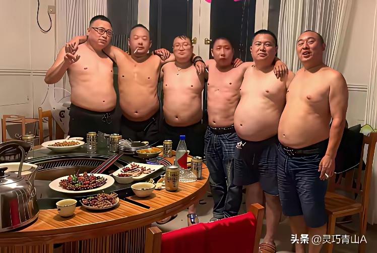 佳肴满席酒盈怀，
老友相逢敞心扉。
酒后不淡功与事，
兄弟一场亦无悔。