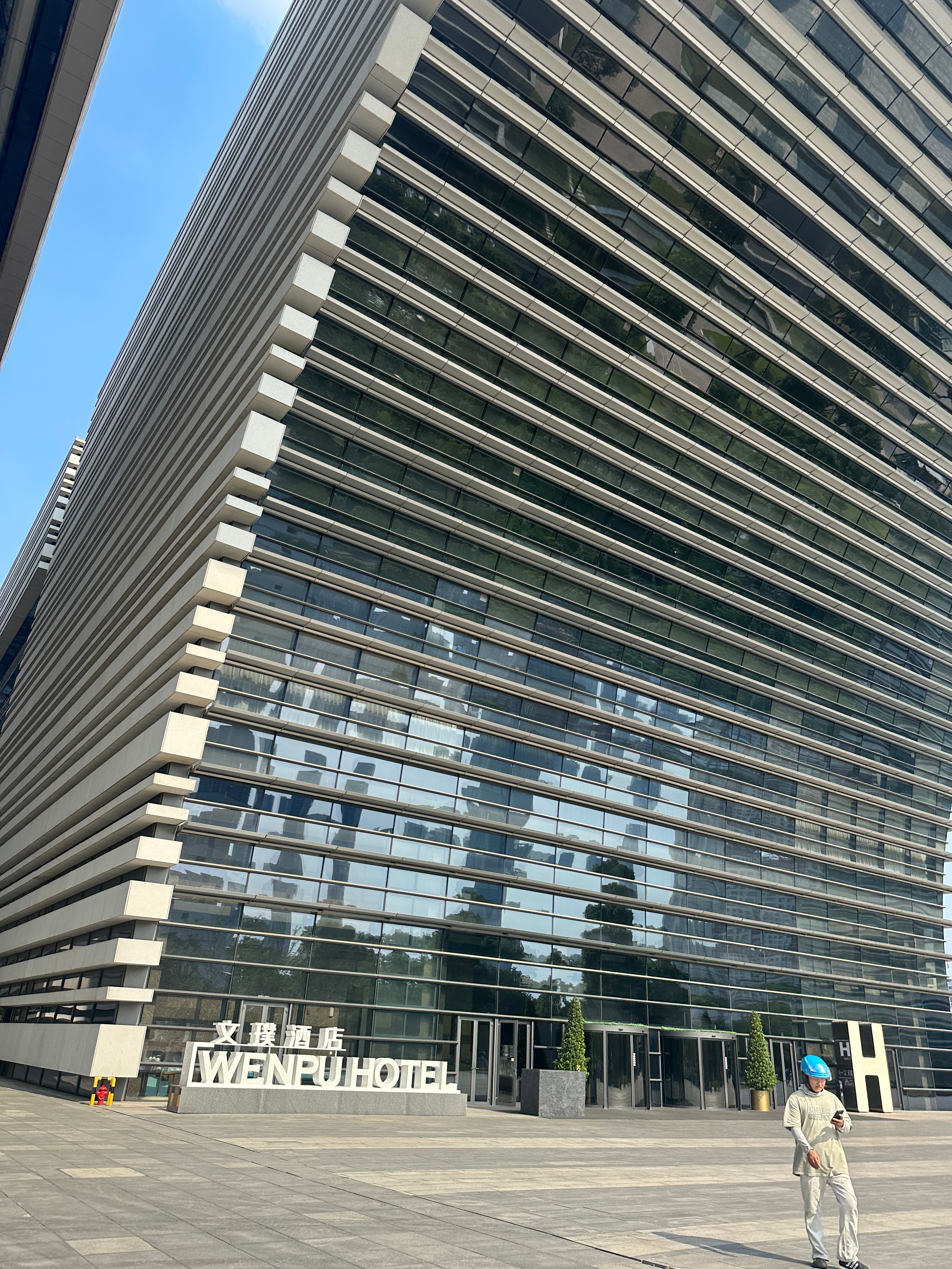 出个差～酒店环境令人满意嘟～～洗手间这大镜子还真适合记录OOTD呢 ​​​