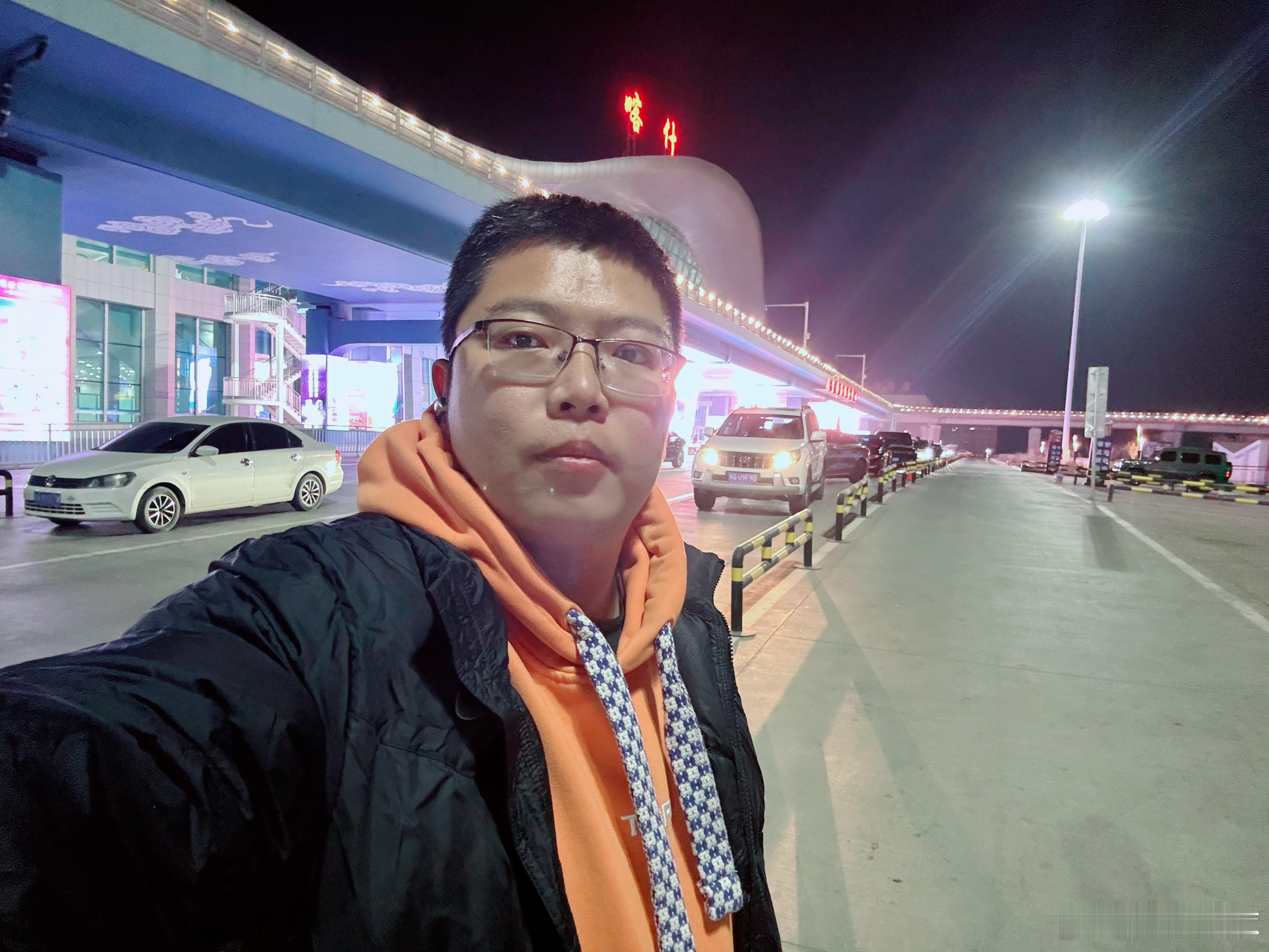 抵达喀什，祖国的最西边，再坐一个半小时的车去岳普湖。 喀什·喀什机场