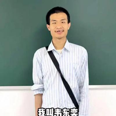 你看看网上的图片，韦东奕，手拿一个大矿泉水瓶，两个大馒头，衣着朴素，不修边幅，一