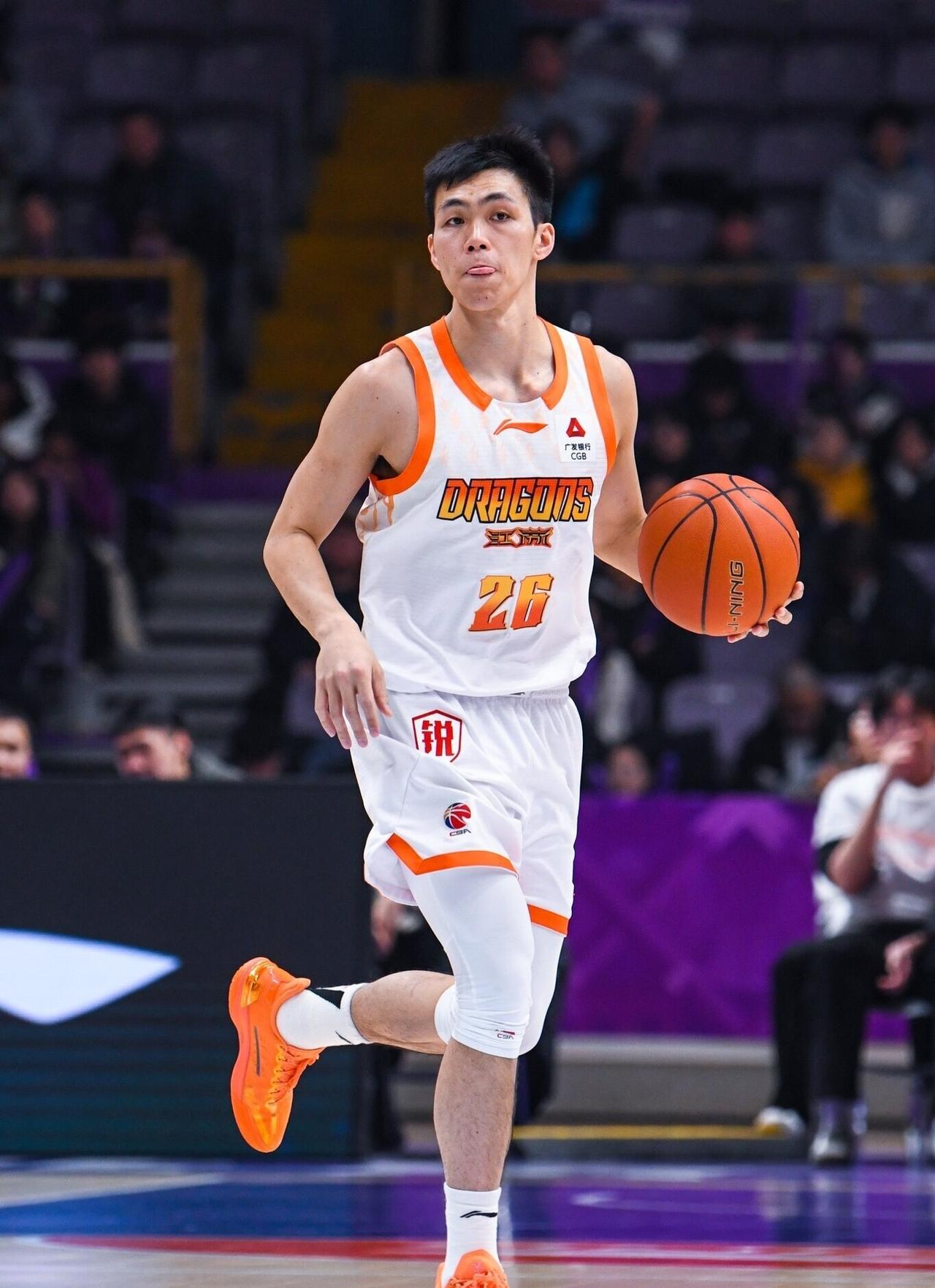 中国男篮主教练亲临现场！超跑老六庞峥嵘持续高光表现入选国家队板上定钉！江苏主场8