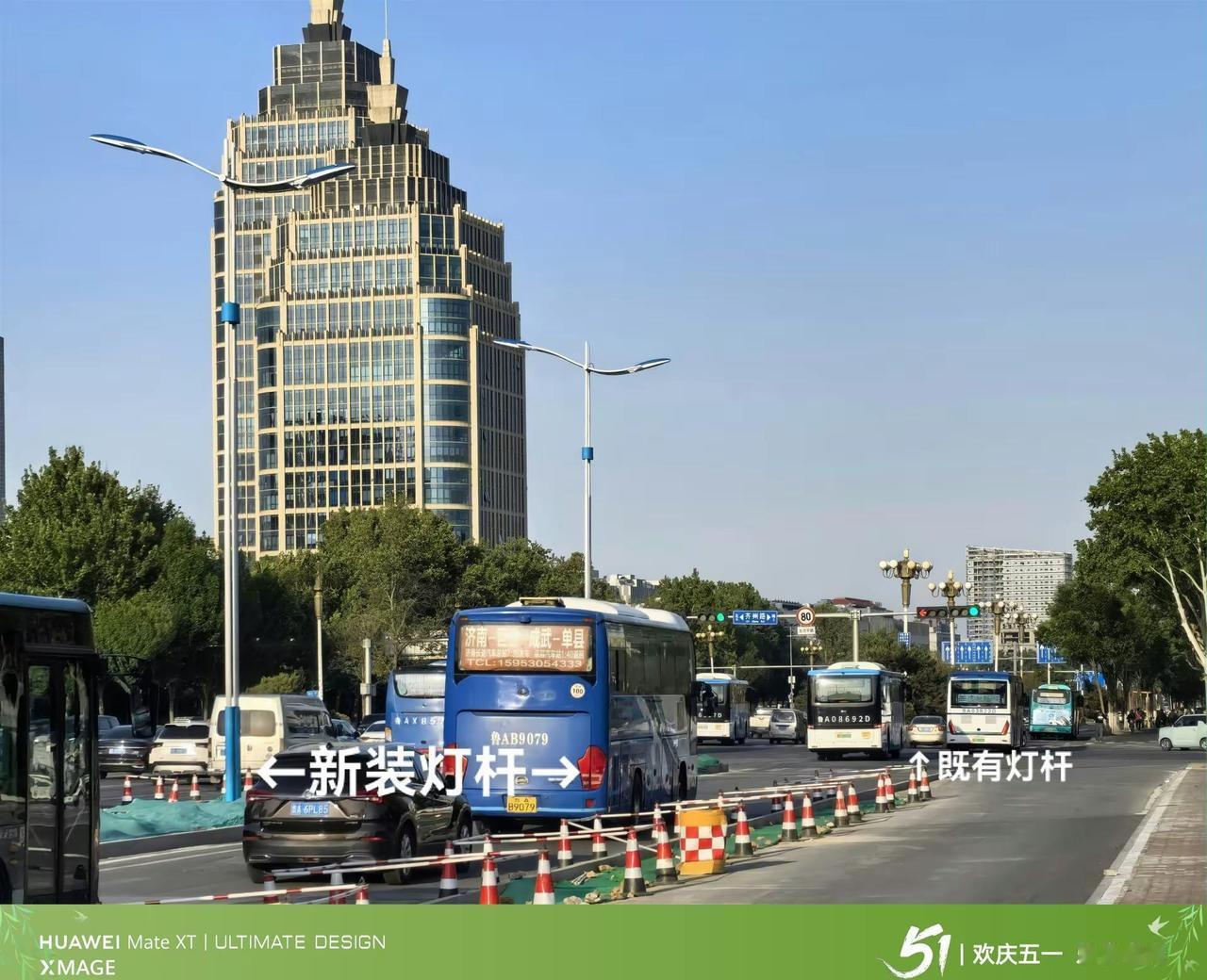 经十路地铁4号线大杨站恢复路段路南侧新安装路灯杆实拍，该路段已基本完成道路恢复，