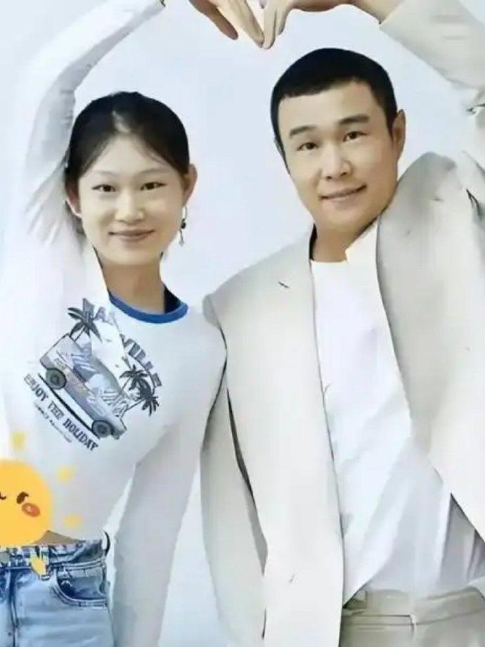 小沈阳回应闺女道歉

江苏跨年合唱《不染》的小失误，被温柔接住了。沈佳润紧张跑调