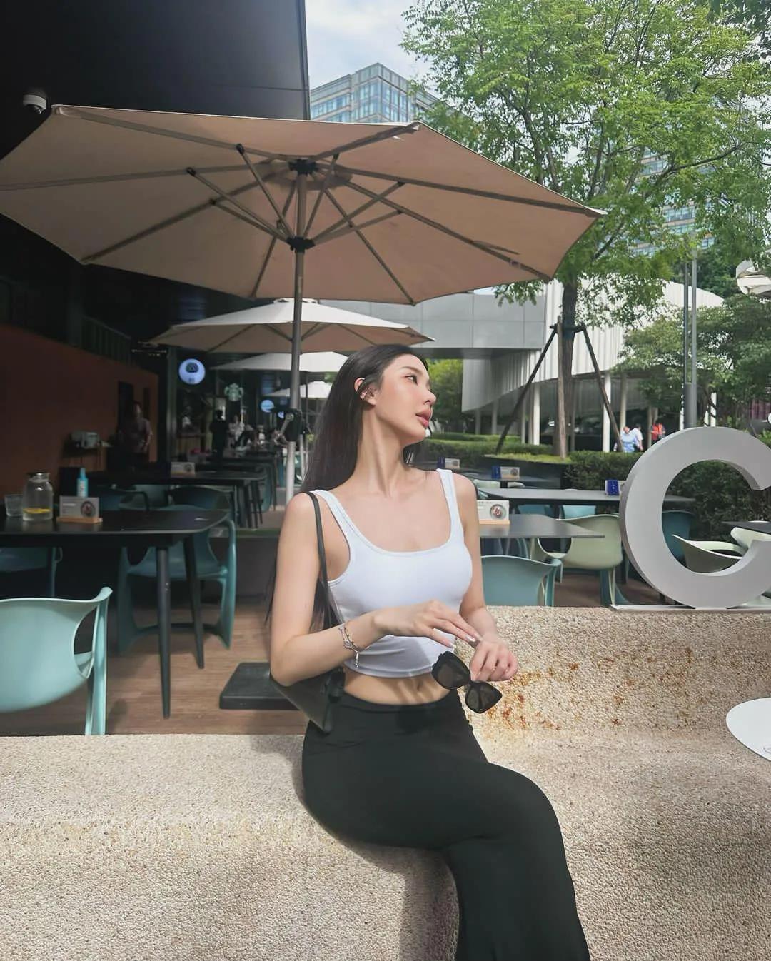 曲径通幽处
#靓妹倩影分享# #时尚美如画# #甜美气质美女、# #时尚精致的美