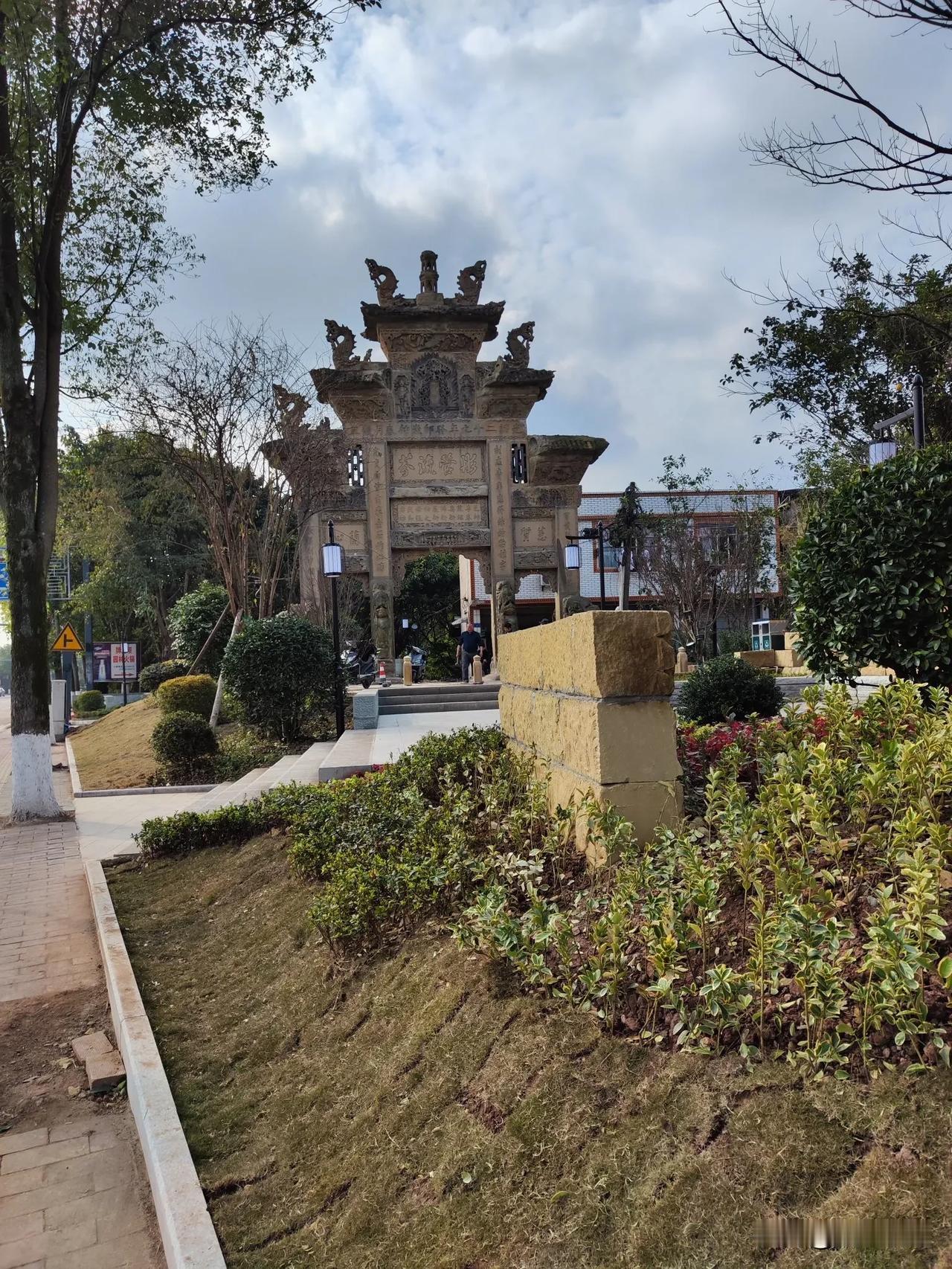 石质建筑独具特色，其蕴含的魅力非凡，外国游客往往容易被这种独特文化所吸引。