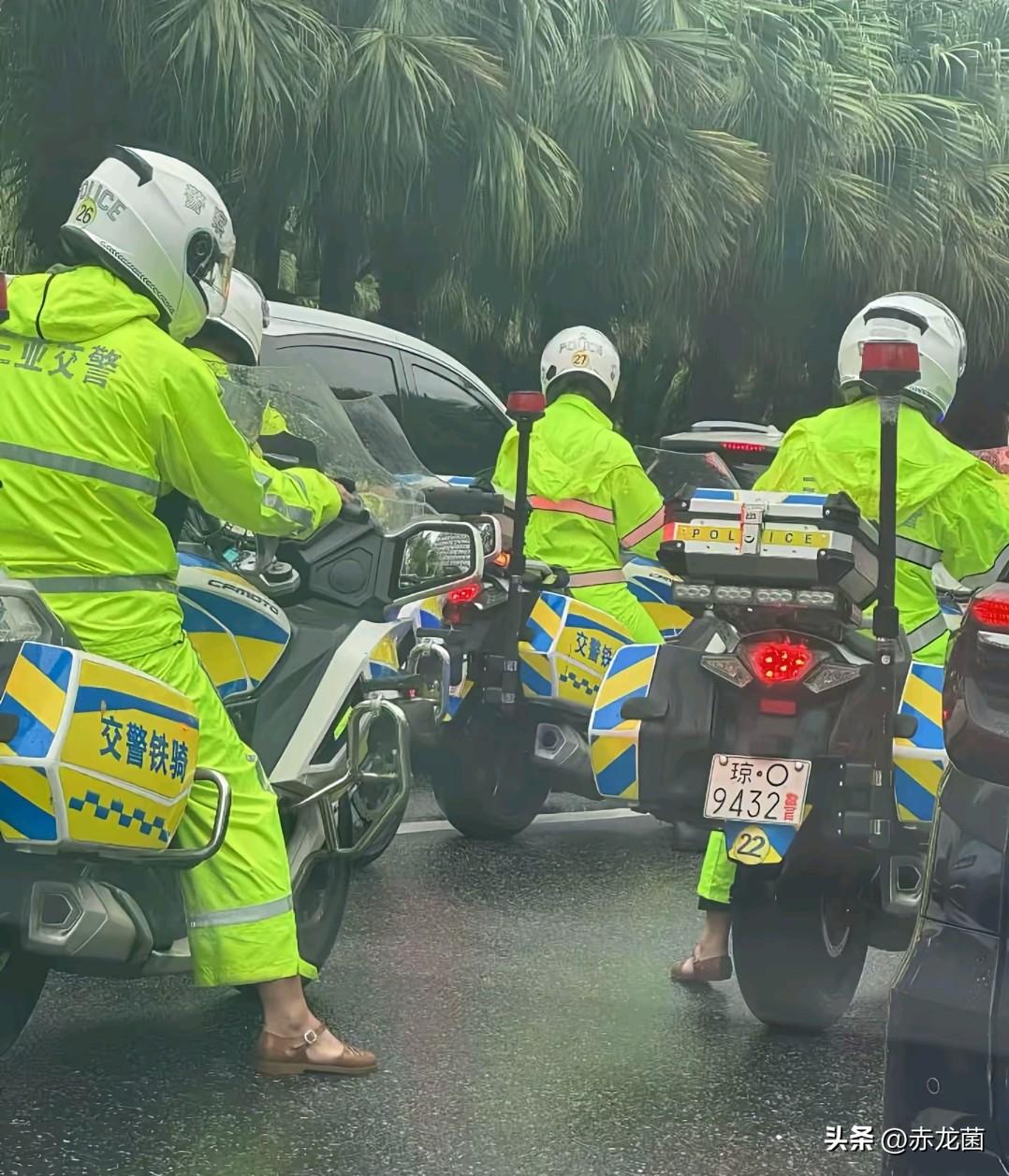 海南的交警叔叔都穿这种鞋吗？据说这是统一配发的。很多 00 后、90 后肯定不了