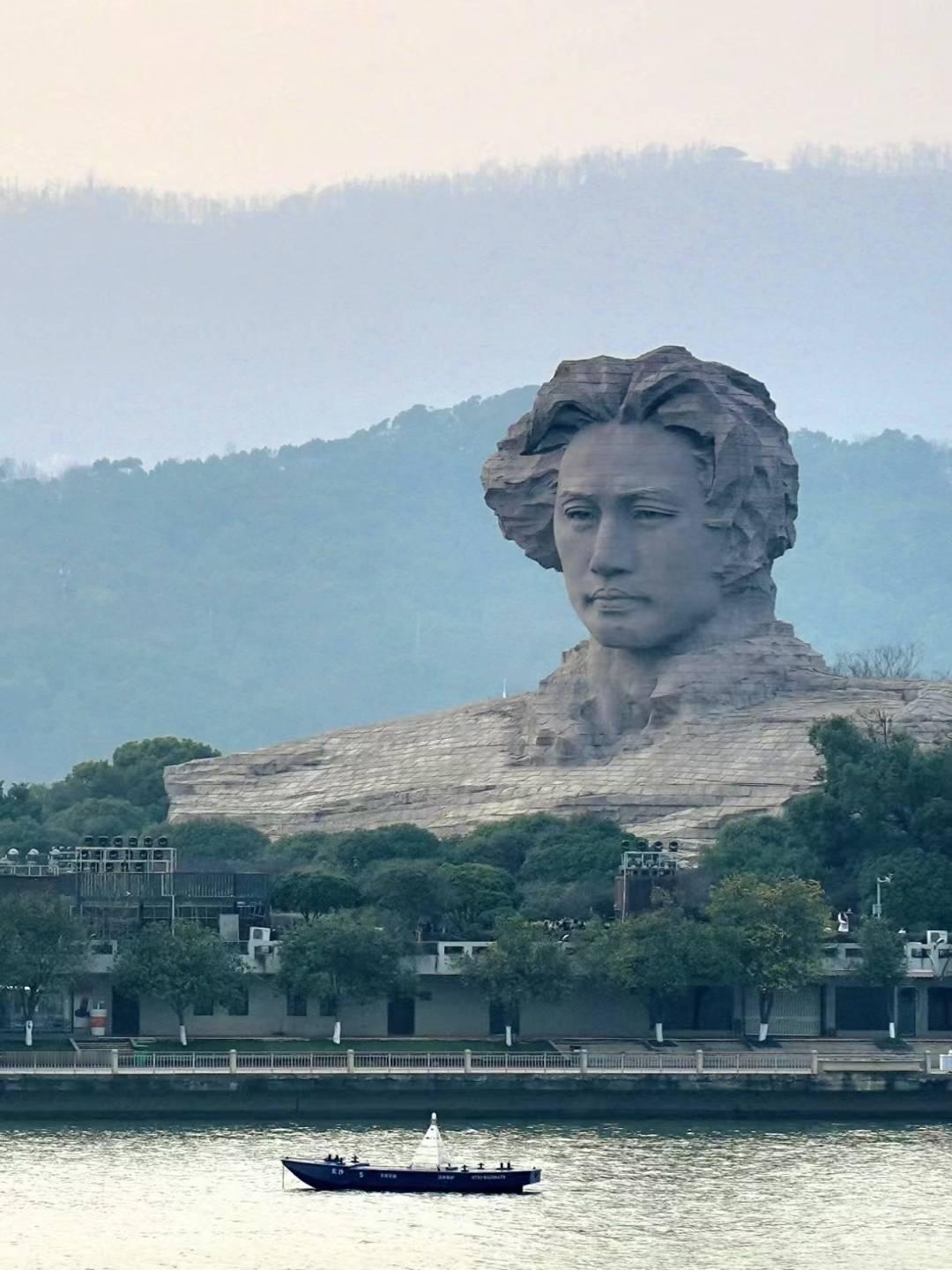 摘抄
沁园春·长沙 
独立寒秋，湘江北去，
橘子洲头。
看万山红遍，层林尽染；