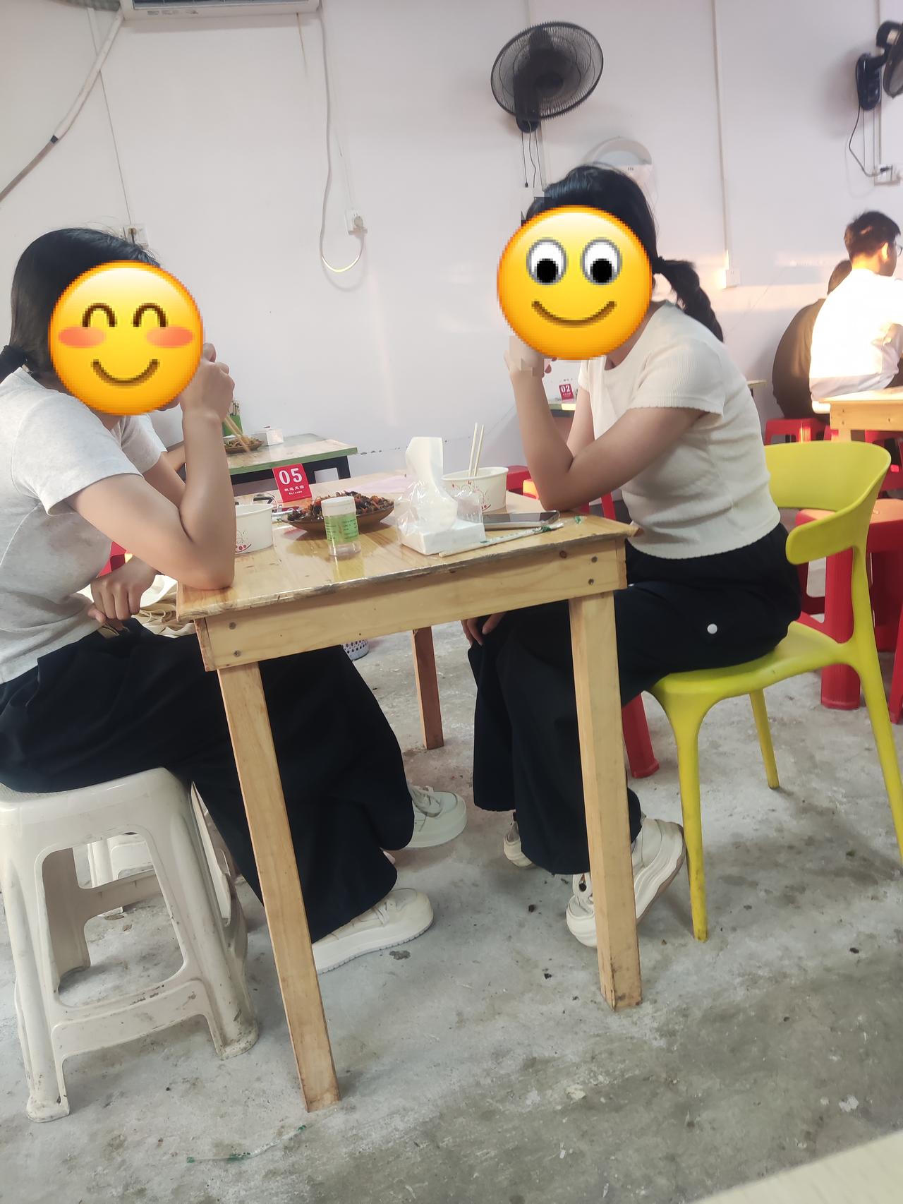 现在很难见到如此节省的女大学生了。
今天下午，和朋友去大学美食城吃饭，找了家便宜